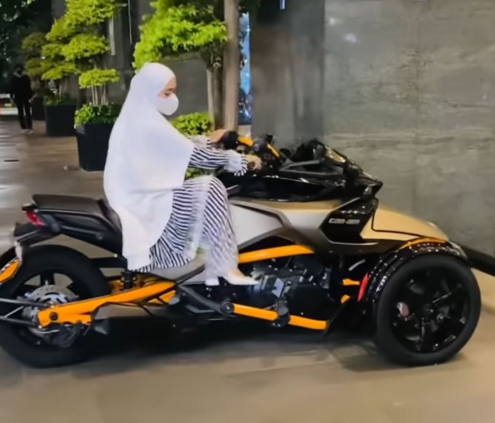 Istri Ustadz Solmed Pamer Naik Moge Seharga Rp700 Jutaan, Netizen Sebut Riya